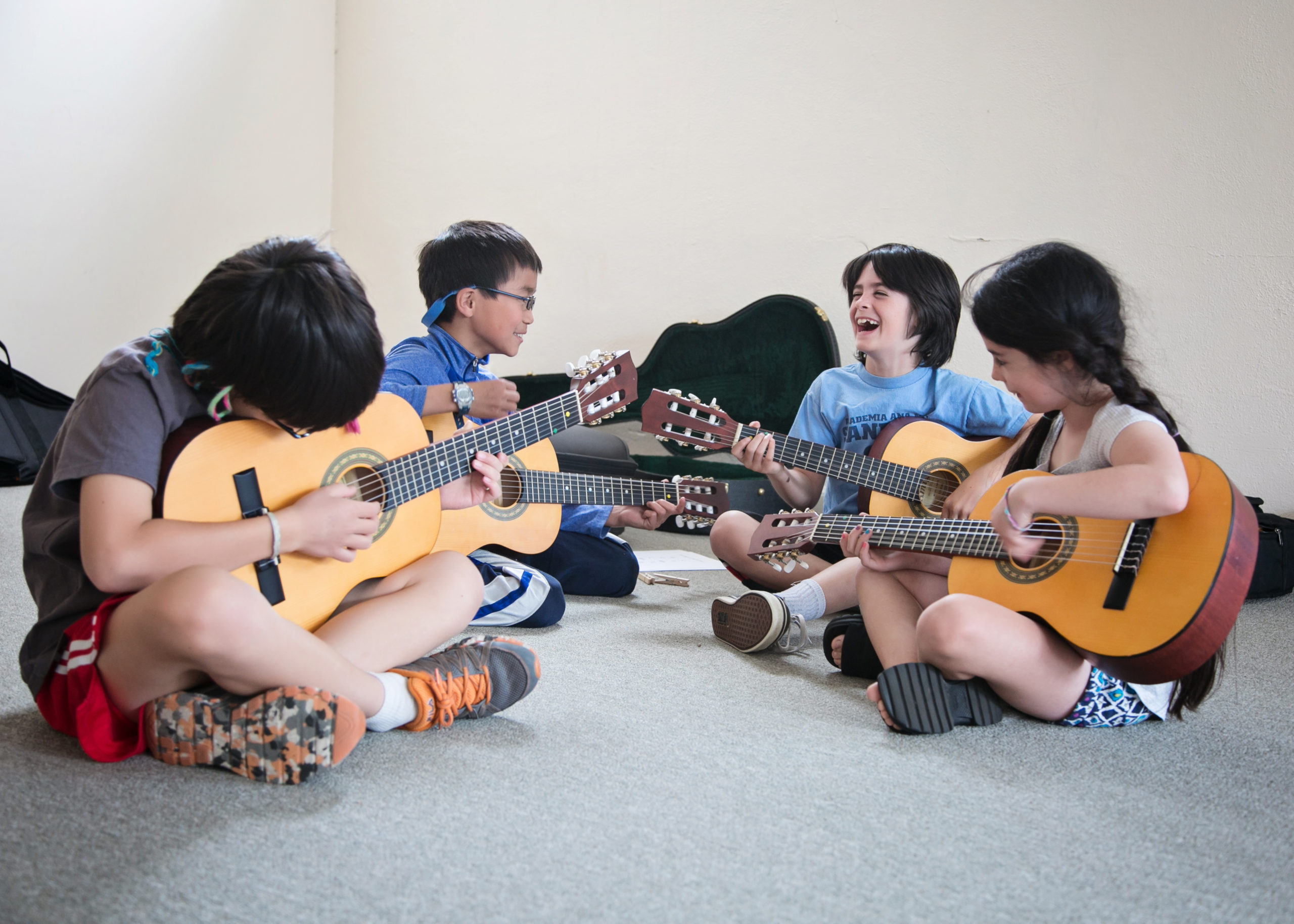 Группа электрогитара. Групповое занятие по гитаре. Уроки гитары. Дети гитаристы. Гитара занятия для детей.